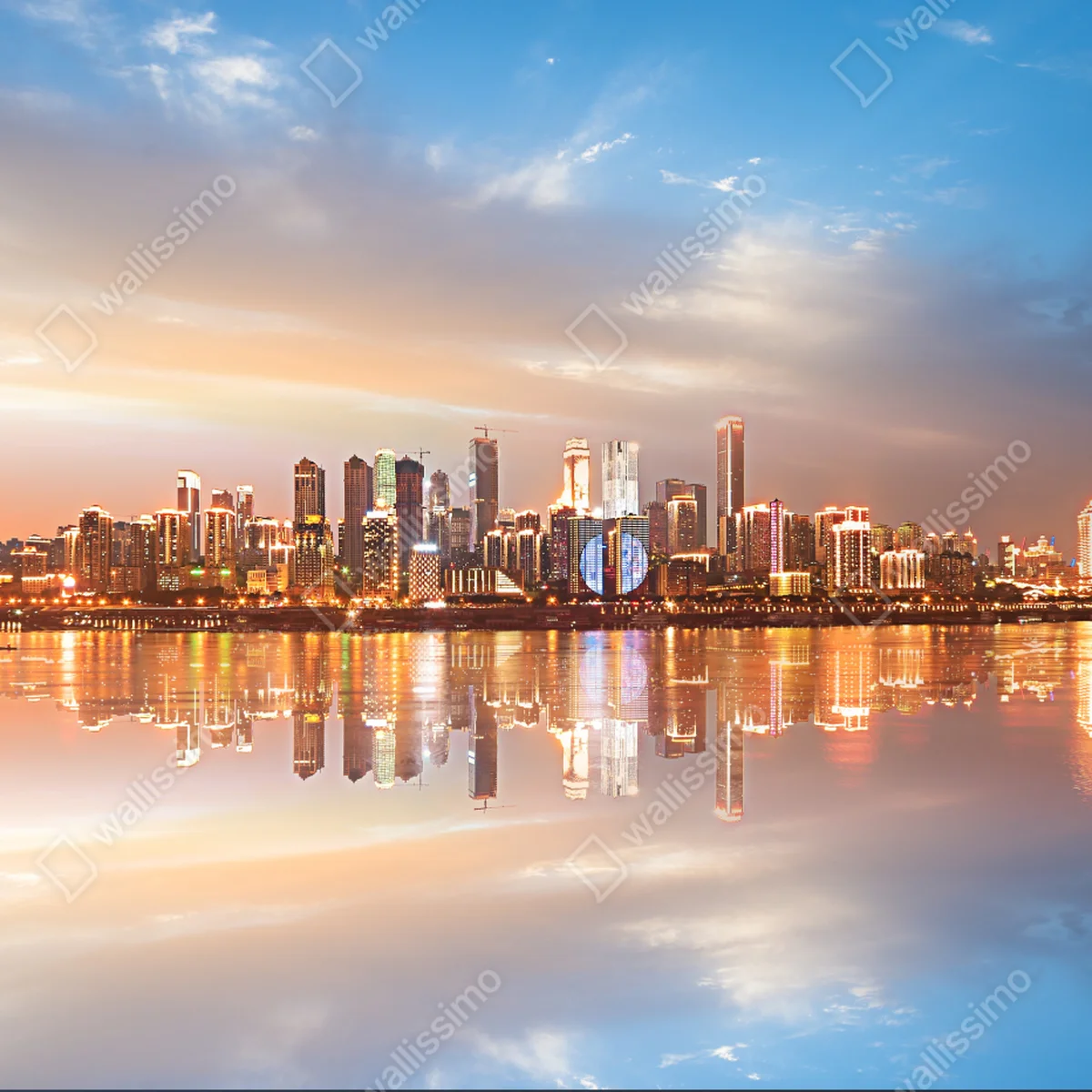 Repositionierbarer Aufkleber stadtsilhouette im spiegelbild bei dämmerung Repositionierbarer Aufkleber stadtsilhouette im spiegelbild bei dämmerung