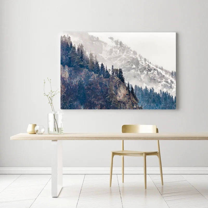 Leinwandbild nebliger berg mit felsklippe und kieferwald Leinwandbild nebliger berg mit felsklippe und kieferwald