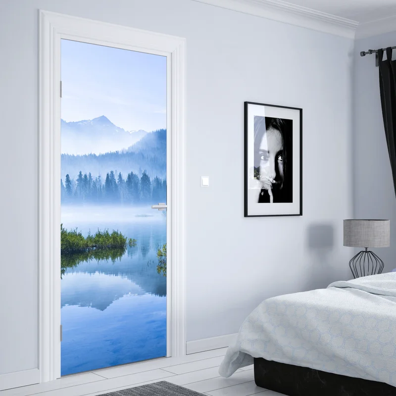 Türaufkleber nebliger bergsee mit spiegelnder oberfläche Türaufkleber nebliger bergsee mit spiegelnder oberfläche