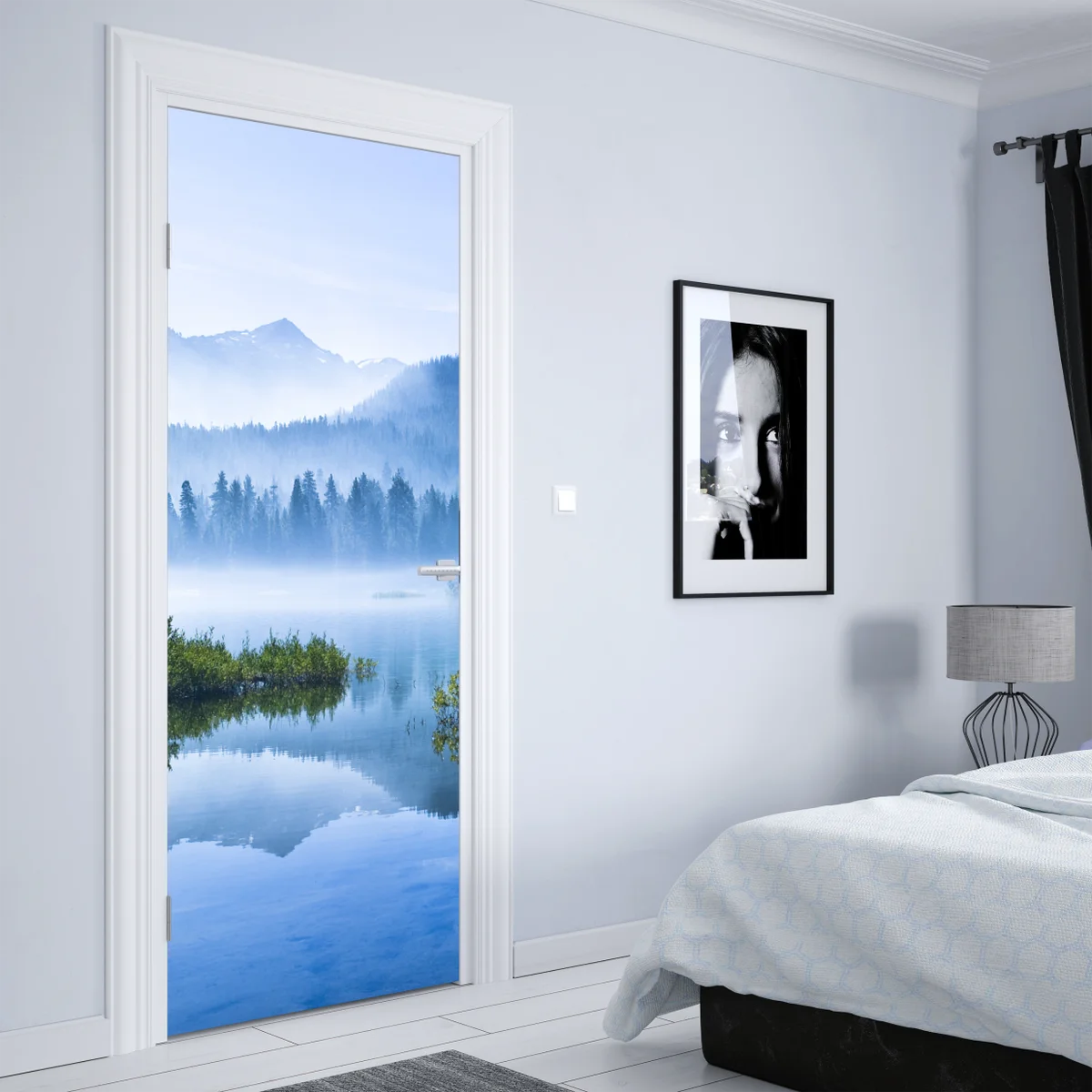 Türaufkleber nebliger bergsee mit spiegelnder oberfläche Türaufkleber nebliger bergsee mit spiegelnder oberfläche