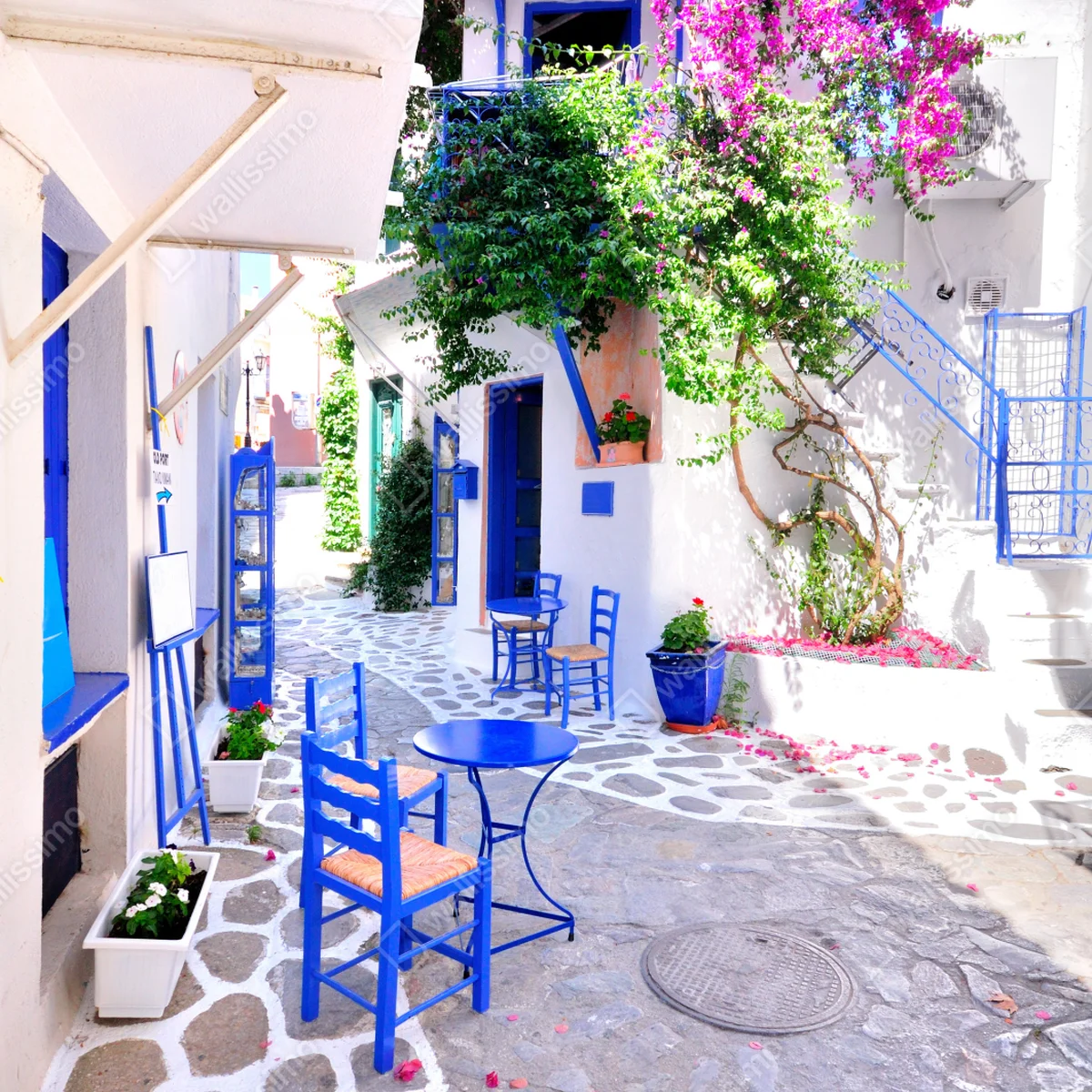 Repositionierbarer Aufkleber sonnige gasse mit blauen stühlen Repositionierbarer Aufkleber sonnige gasse mit blauen stühlen
