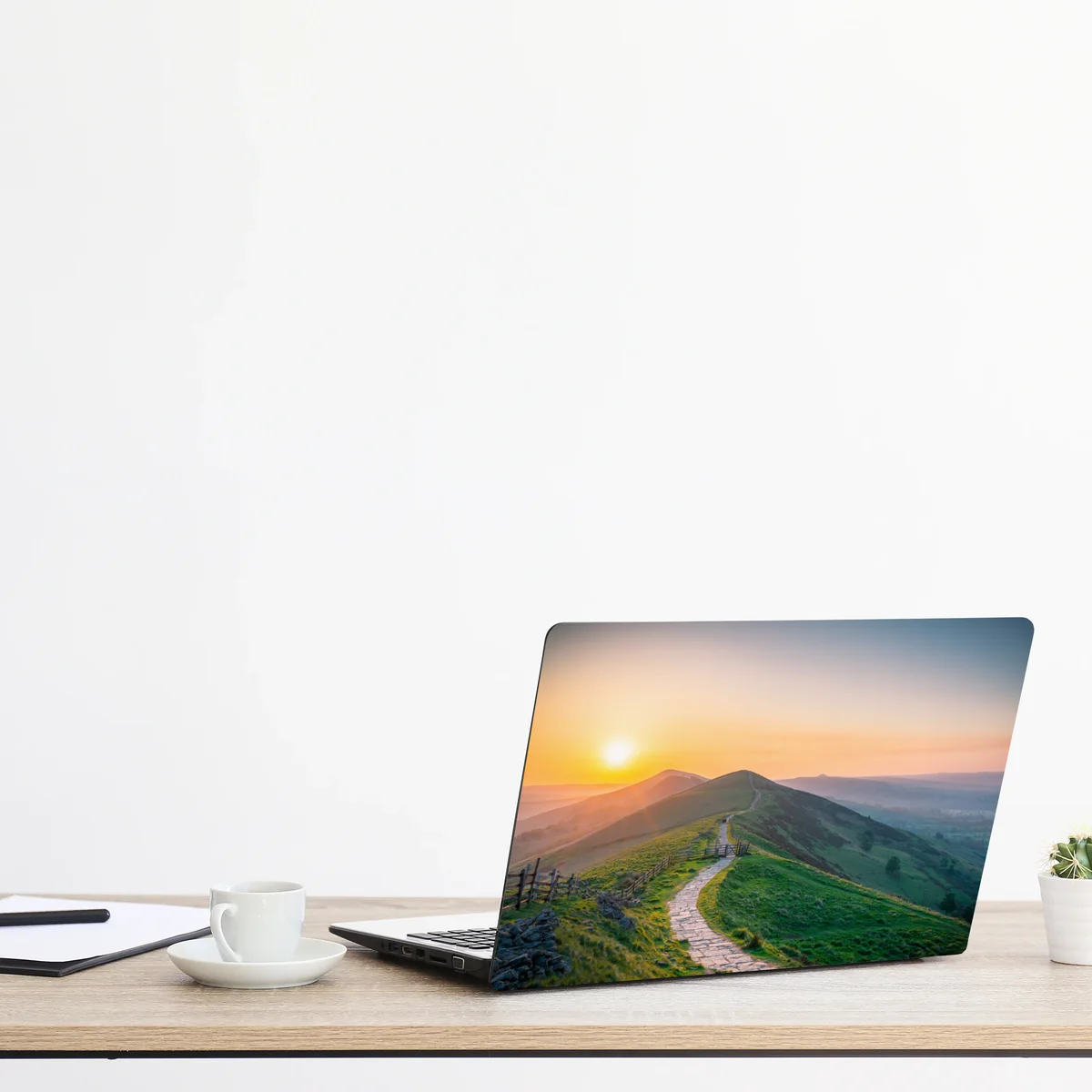 Laptop-Aufkleber sonnenaufgang über grünen hügeln mit steinweg Laptop-Aufkleber sonnenaufgang über grünen hügeln mit steinweg