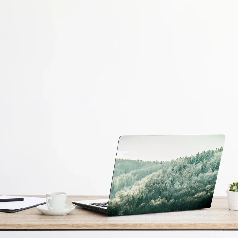 Naklejka na laptopa mglisty szronowy las Naklejka na laptopa mglisty szronowy las