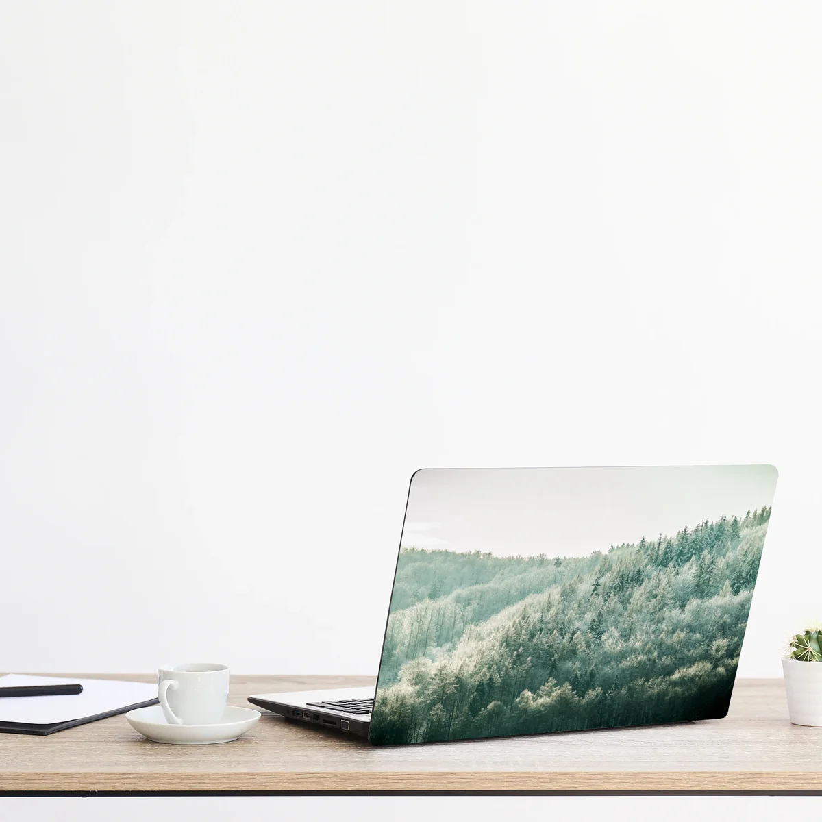 Naklejka na laptopa mglisty szronowy las Naklejka na laptopa mglisty szronowy las