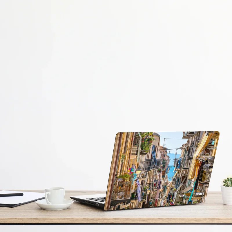 Laptop-Aufkleber sonnige gasse mit meerblick und balkonen