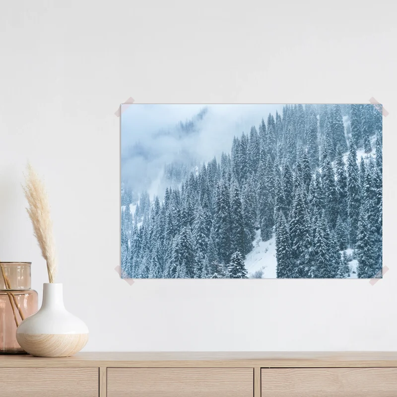 Poster nebeliger schneebedeckter kiefernwald Poster nebeliger schneebedeckter kiefernwald