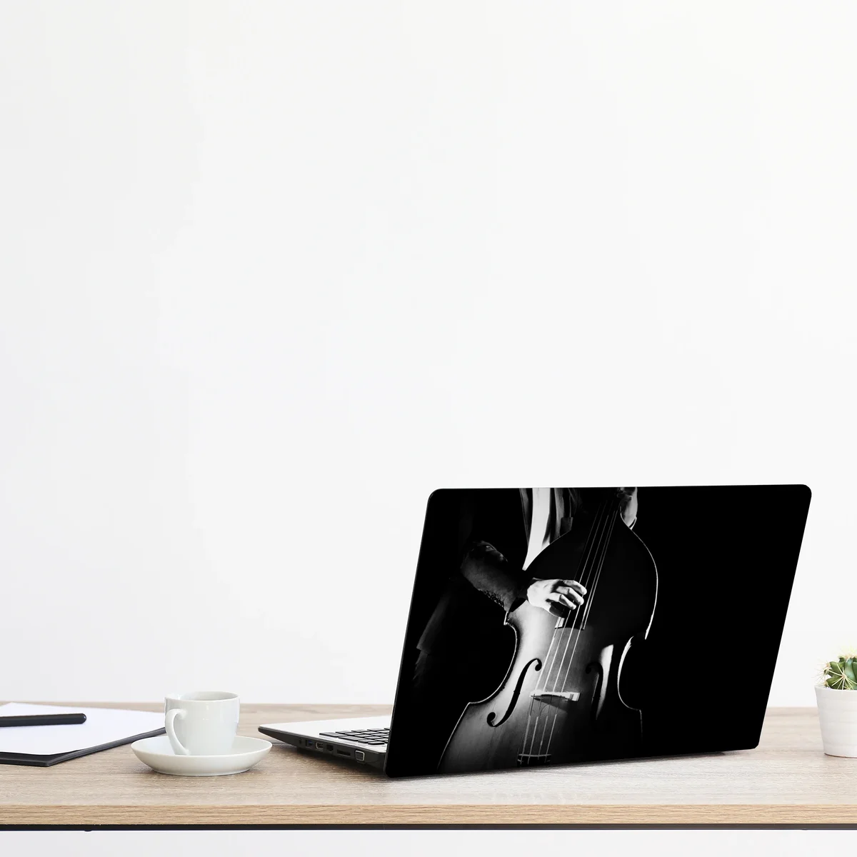 Naklejka na laptopa kontrabasista w dramatycznym świetle Naklejka na laptopa kontrabasista w dramatycznym świetle
