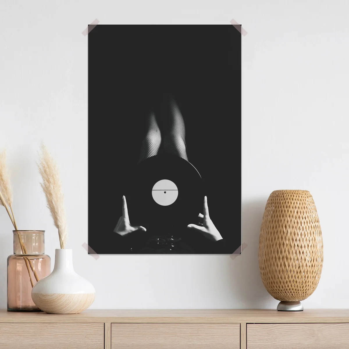 Poster schallplatte und beine in netzstrümpfen Poster schallplatte und beine in netzstrümpfen