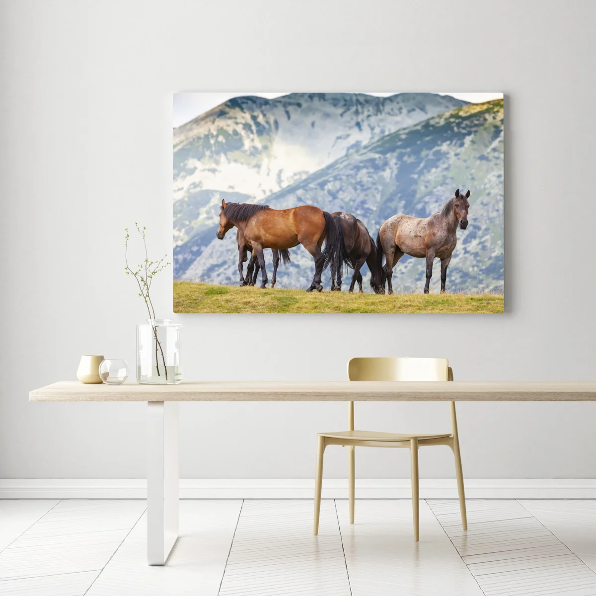 Leinwandbild pferde auf der bergwiese Leinwandbild pferde auf der bergwiese