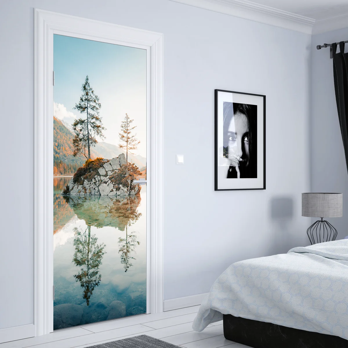 Türaufkleber sonnenbeleuchtete felsinsel am Hintersee Türaufkleber sonnenbeleuchtete felsinsel am Hintersee