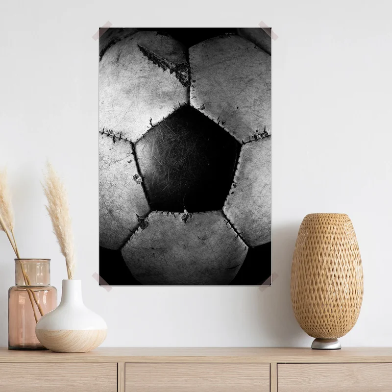 Poster abgenutzter fußball - nahaufnahme Poster abgenutzter fußball - nahaufnahme