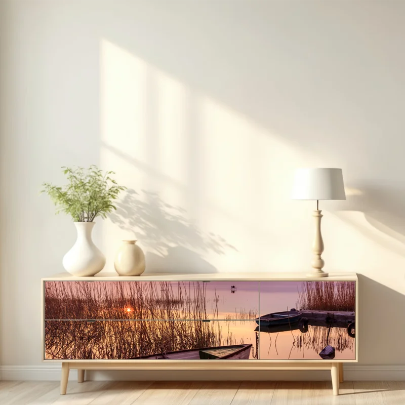 Repositionierbarer Aufkleber sonnenuntergang am see mit vertäuten booten