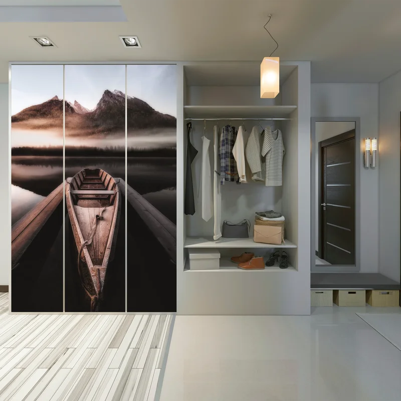 Schrankaufkleber nebliges boot am bergsee