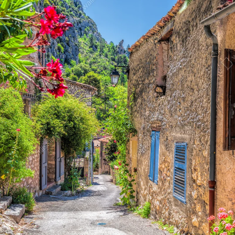 Fototapete Moustiers Sainte Marie reizvolle Dorfstraße in Provence Fototapete Moustiers Sainte Marie reizvolle Dorfstraße in Provence