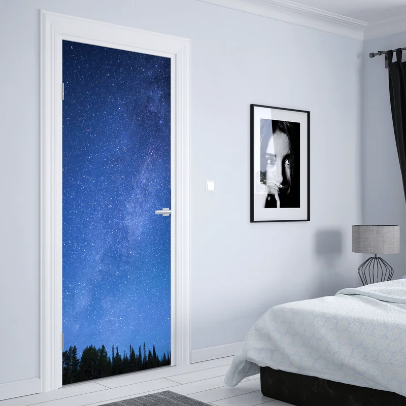 Türaufkleber sternenklare Milchstraße über dem Wald