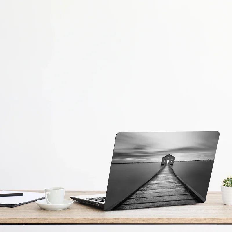 Laptop-Aufkleber einsames bootshaus am ruhigen steg