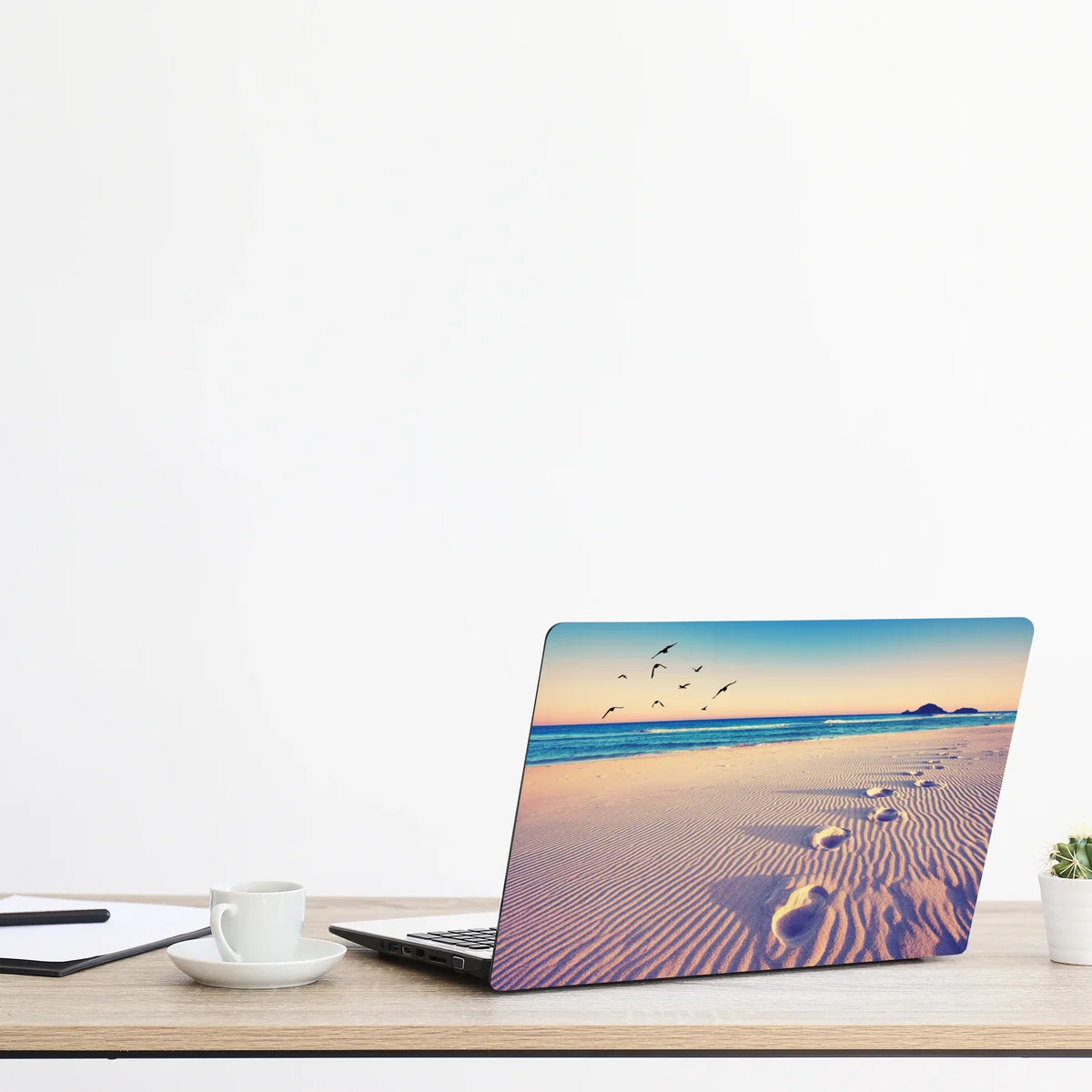 Naklejka na laptopa magiczne odciski na letniej plaży Naklejka na laptopa magiczne odciski na letniej plaży