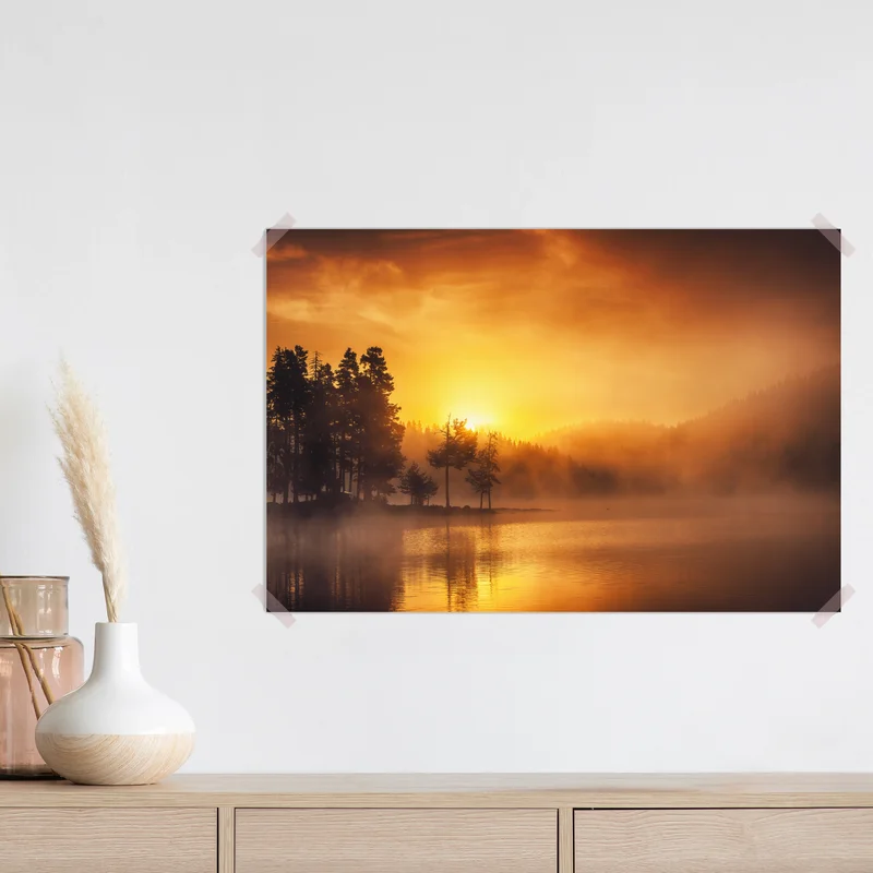 Poster goldener sonnenaufgang über dem nebligen see Poster goldener sonnenaufgang über dem nebligen see