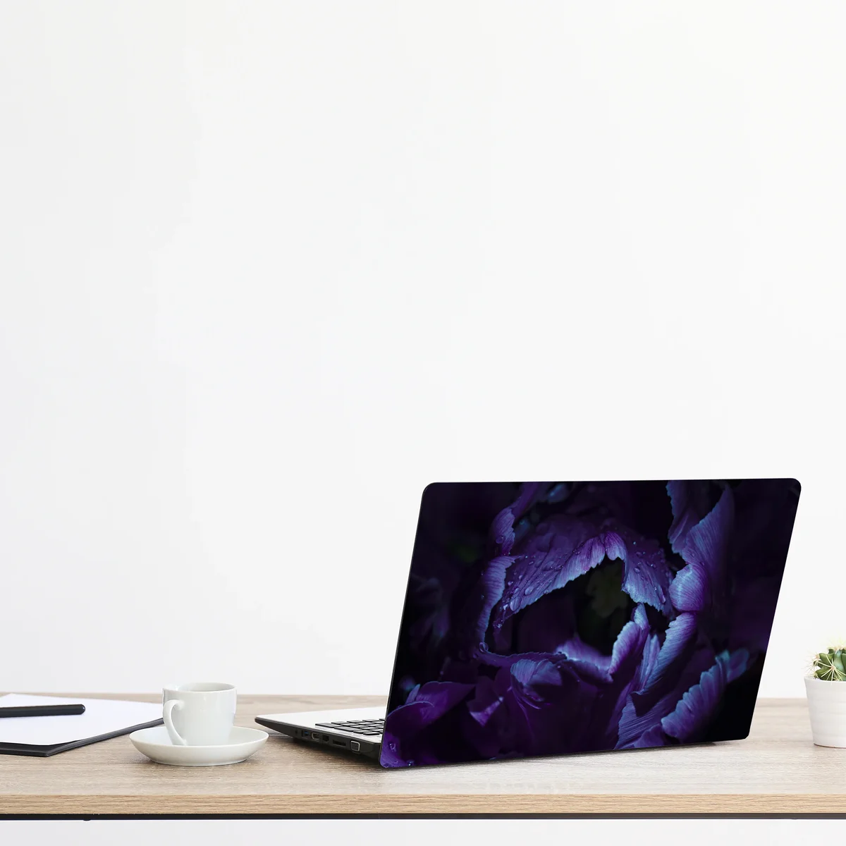 Naklejka na laptopa fioletowy tulipan w ultrafiolecie Naklejka na laptopa fioletowy tulipan w ultrafiolecie