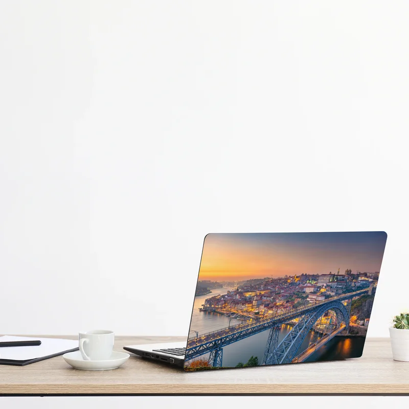 Naklejka na laptopa panorama Porto o zmierzchu z mostem Dom Luís I Naklejka na laptopa panorama Porto o zmierzchu z mostem Dom Luís I