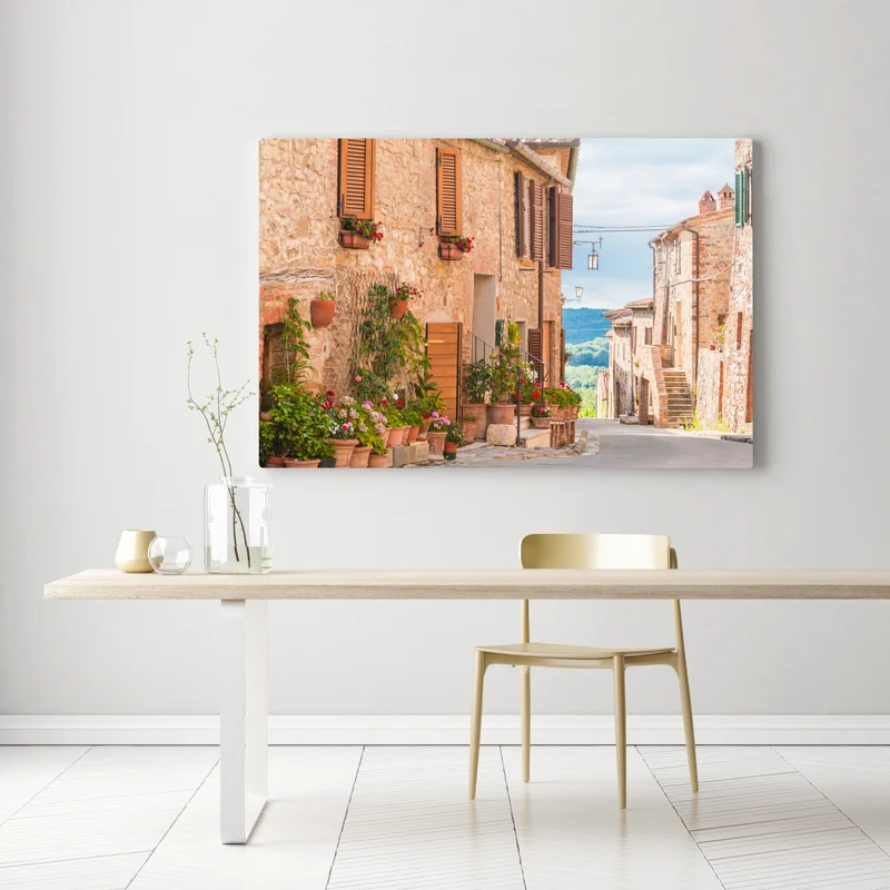 Leinwandbild mittelalterliche straße in der Toskana mit blumentöpfen Leinwandbild mittelalterliche straße in der Toskana mit blumentöpfen