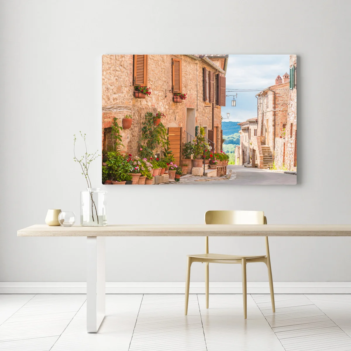 Leinwandbild mittelalterliche straße in der Toskana mit blumentöpfen Leinwandbild mittelalterliche straße in der Toskana mit blumentöpfen