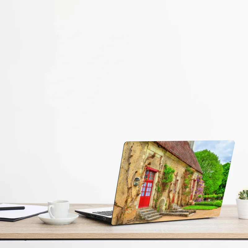 Laptop-Aufkleber reizendes landhaus mit blühender glyzinie