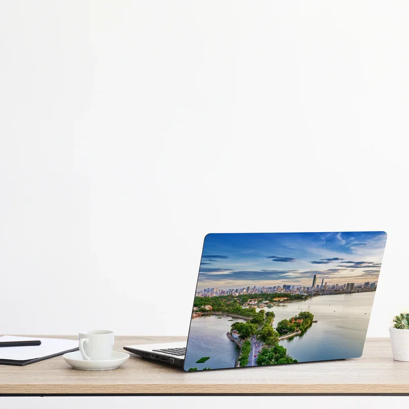 Naklejka na laptopa spokojna miejska panorama nad jeziorem