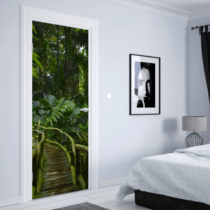 Türaufkleber ruhiger dschungelsteg durch üppigen regenwald