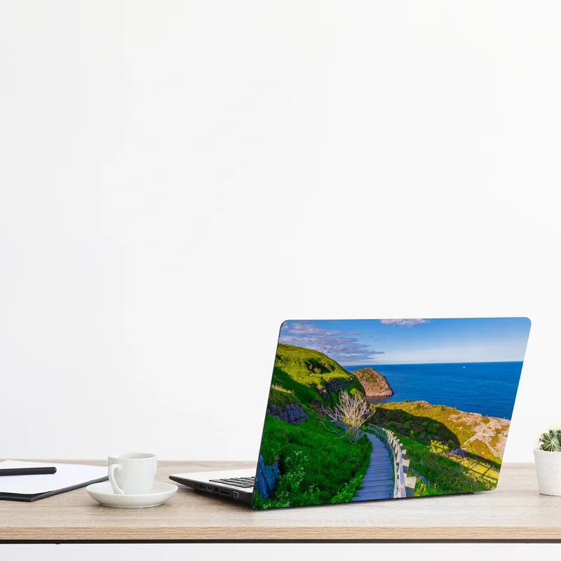 Naklejka na laptopa nadmorska ścieżka z widokiem na morze Naklejka na laptopa nadmorska ścieżka z widokiem na morze