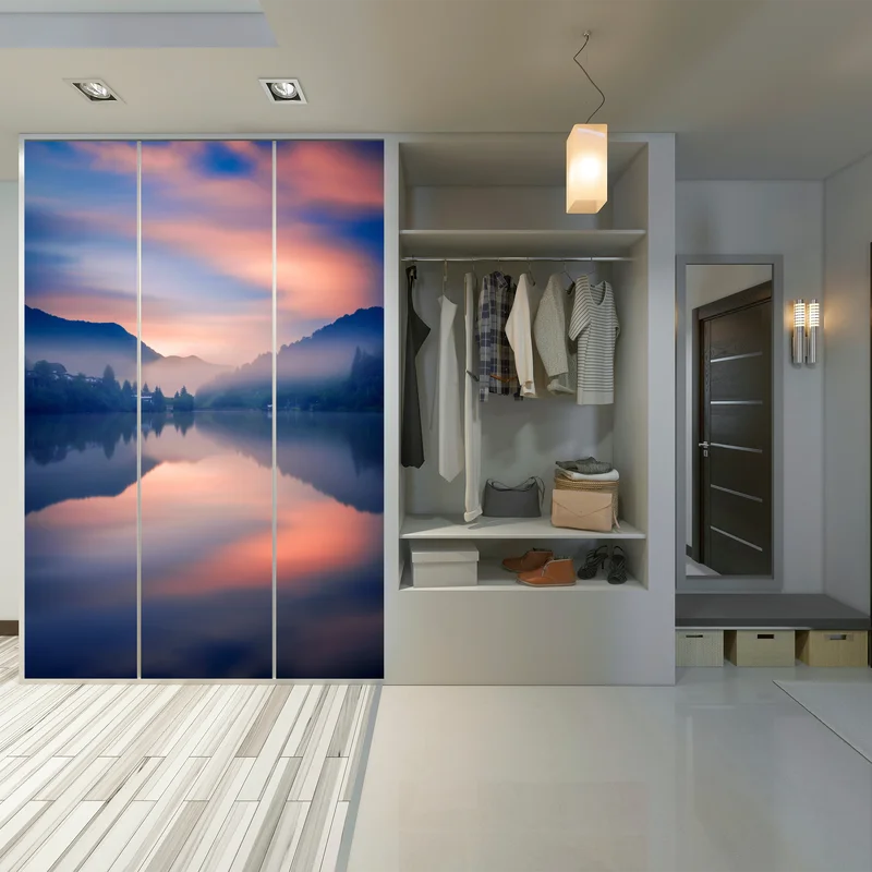 Schrankaufkleber nebeliger bergsee bei dämmerung