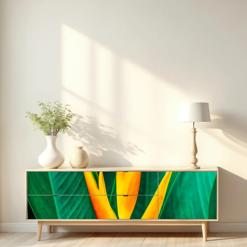 Repositionierbarer Aufkleber leuchtende tropische heliconia vor satten grünen blättern Repositionierbarer Aufkleber leuchtende tropische heliconia vor satten grünen blättern