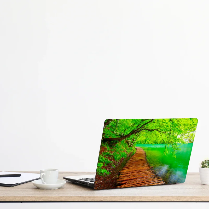 Naklejka na laptopa spokojny zielony pomost nad jeziorem