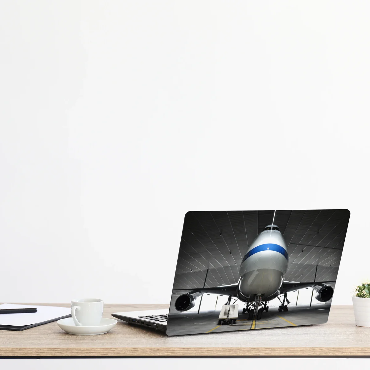 Laptop-Aufkleber frachter im hangar - frontansicht des jets Laptop-Aufkleber frachter im hangar - frontansicht des jets