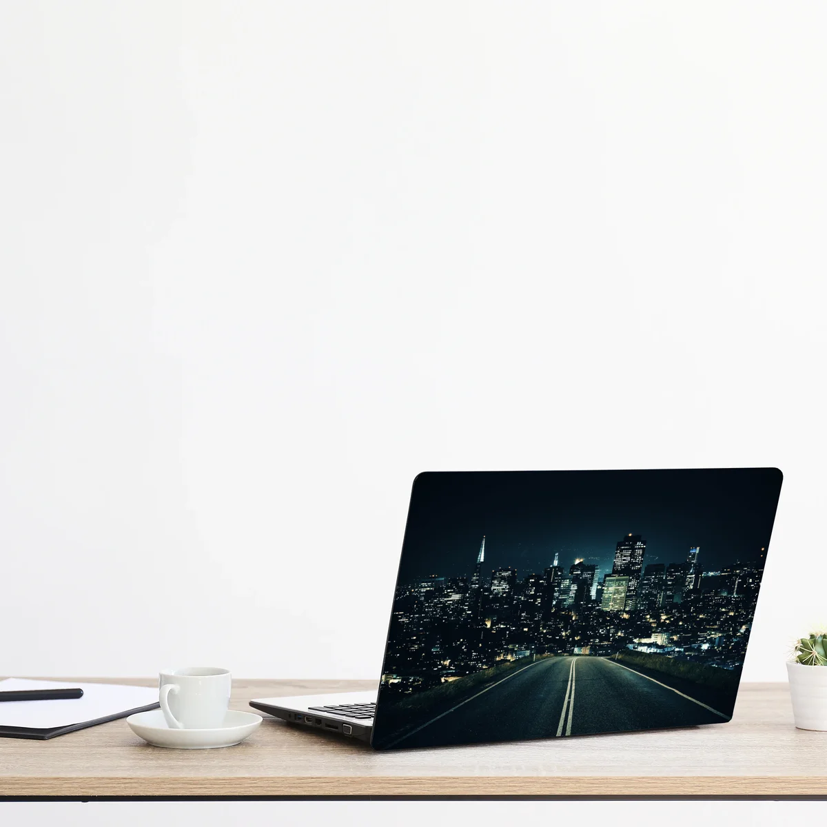 Laptop-Aufkleber straße zur beleuchteten stadtsilhouette bei nacht Laptop-Aufkleber straße zur beleuchteten stadtsilhouette bei nacht