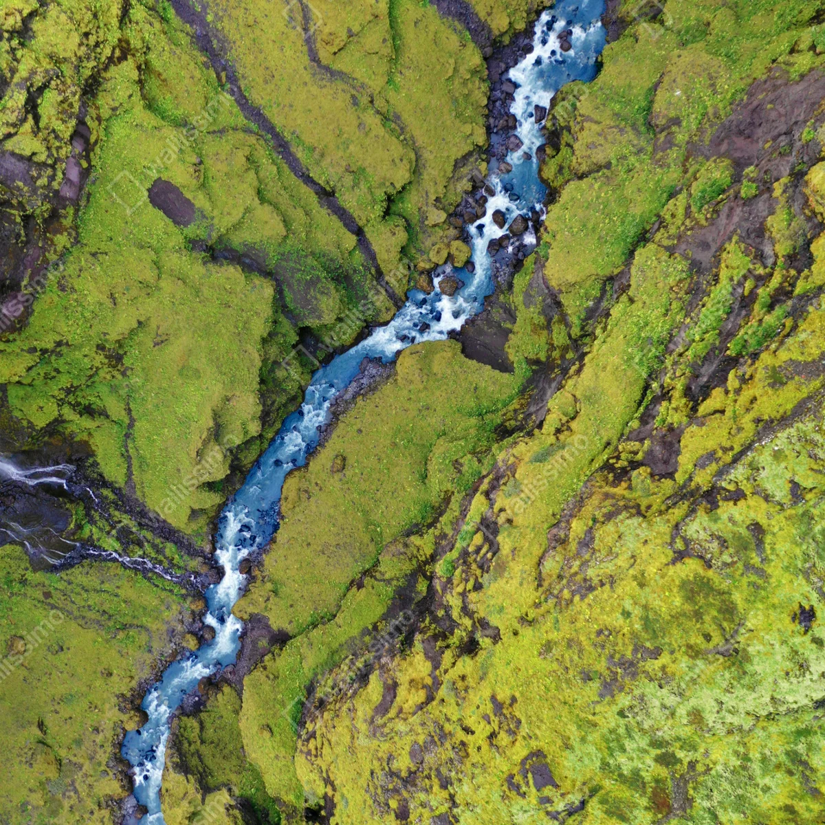 Laptop-Aufkleber luftaufnahme: fluss in moosbedeckter schlucht Laptop-Aufkleber luftaufnahme: fluss in moosbedeckter schlucht