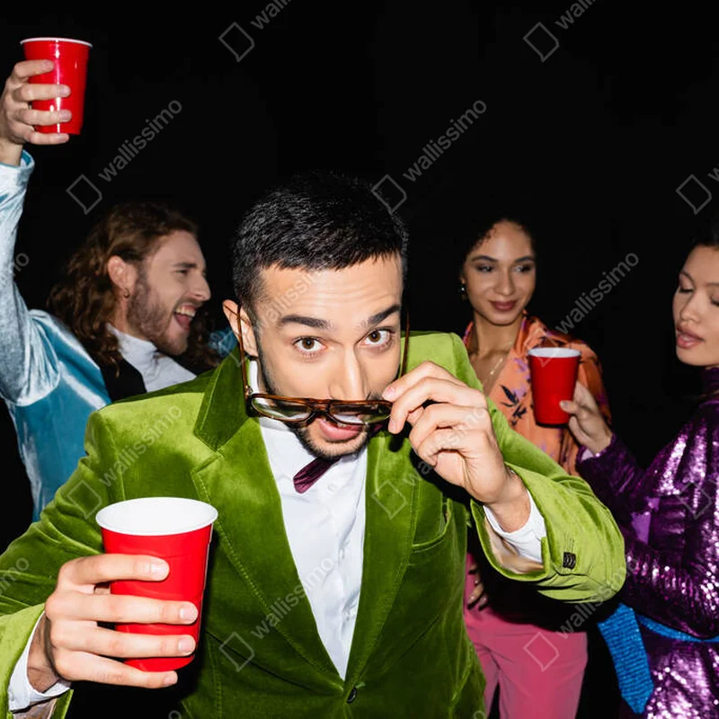 Leinwandbild junge erwachsene arabische Mann Anpassung Gläser in der Nähe lustige multirassische Freunde in bunten Kleidern auf Party auf schwarzem Hintergrund • Leinwandbilder bei Wallnifity® Leinwandbild junge erwachsene arabische Mann Anpassung Gläser in der Nähe lustige multirassische Freunde in bunten Kleidern auf Party auf schwarzem Hintergrund • Leinwandbilder bei Wallnifity®