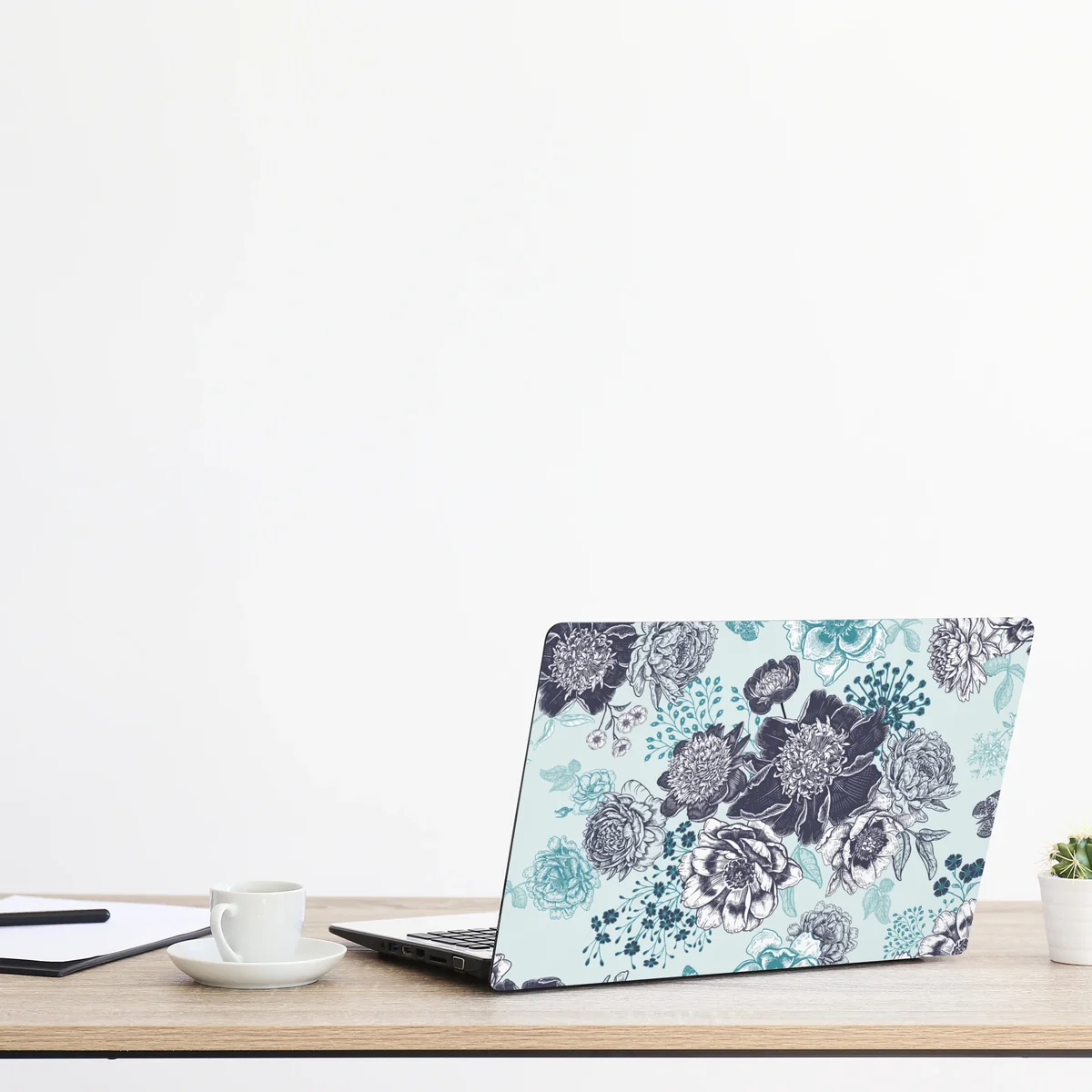 Laptop-Aufkleber blumiges peonienmuster in türkis und marineblau Laptop-Aufkleber blumiges peonienmuster in türkis und marineblau