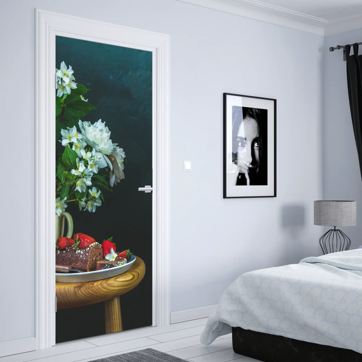 Türaufkleber schokoladenrolle mit erdbeeren und weißen blüten Türaufkleber schokoladenrolle mit erdbeeren und weißen blüten