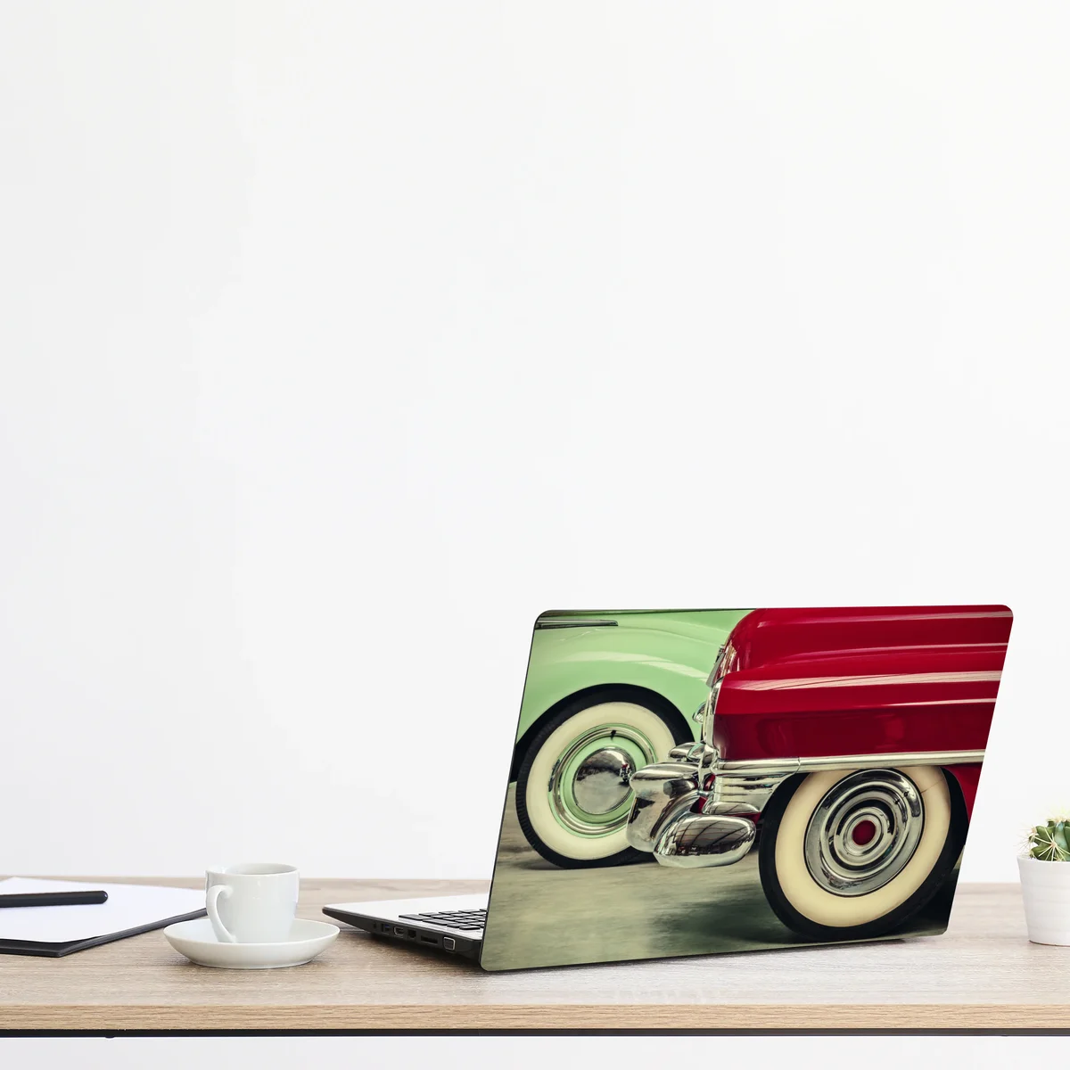 Laptop-Aufkleber nahaufnahme klassischer autos in rot und mint Laptop-Aufkleber nahaufnahme klassischer autos in rot und mint