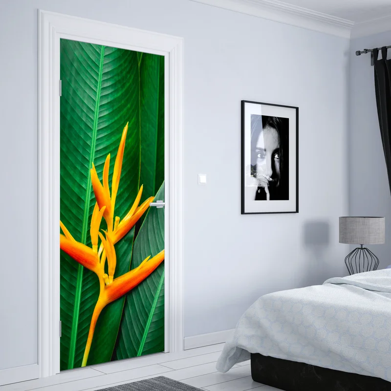 Türaufkleber leuchtende heliconia vor grünen blättern