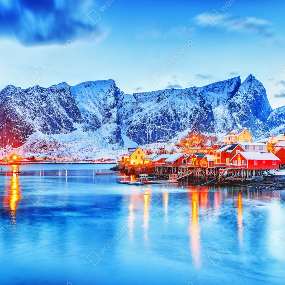 Türaufkleber verschneites küstendorf unter hohen bergen Türaufkleber verschneites küstendorf unter hohen bergen