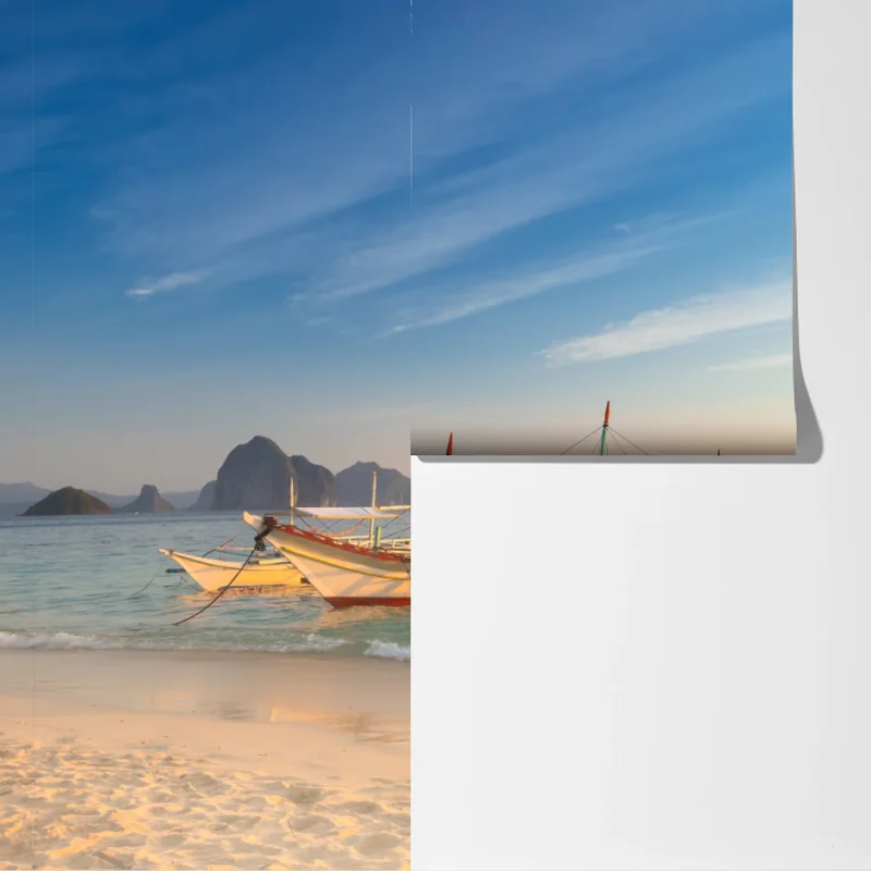 Fototapete tropischer strand bei sonnenuntergang mit booten Fototapete tropischer strand bei sonnenuntergang mit booten