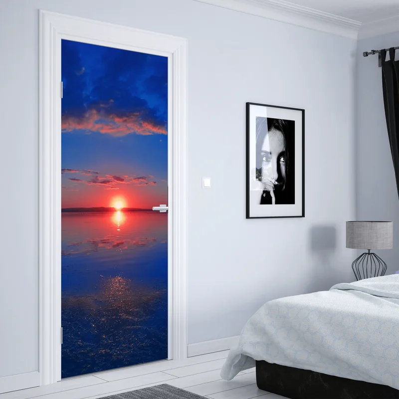 Türaufkleber sonnenuntergang über ruhigem meer mit lebendiger spiegelung
