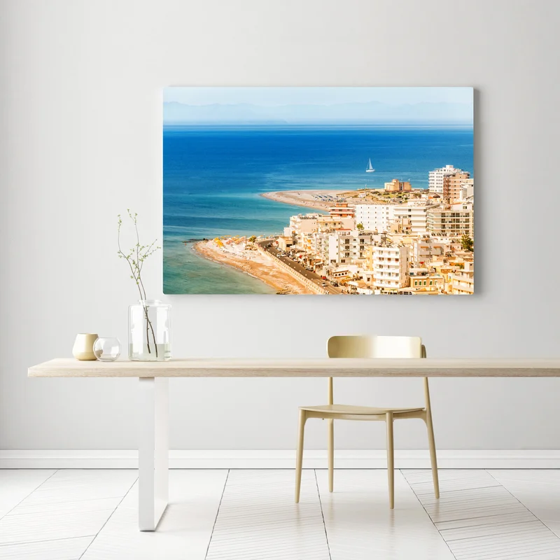 Leinwandbild sonnige küstenstadt-panorama mit segelboot Leinwandbild sonnige küstenstadt-panorama mit segelboot