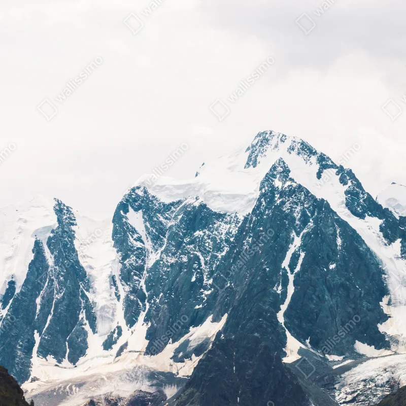 Poster schneebedeckte berggipfel im nebel • Poster bei Wallnifity® Poster schneebedeckte berggipfel im nebel • Poster bei Wallnifity®