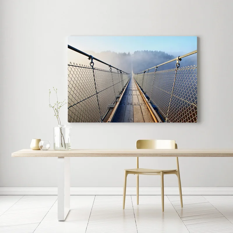Leinwandbild neblige hängebrücke, die in den wald führt Leinwandbild neblige hängebrücke, die in den wald führt