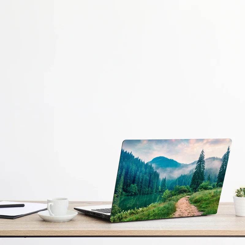 Naklejka na laptopa mglisty poranek nad Lacu Roșu