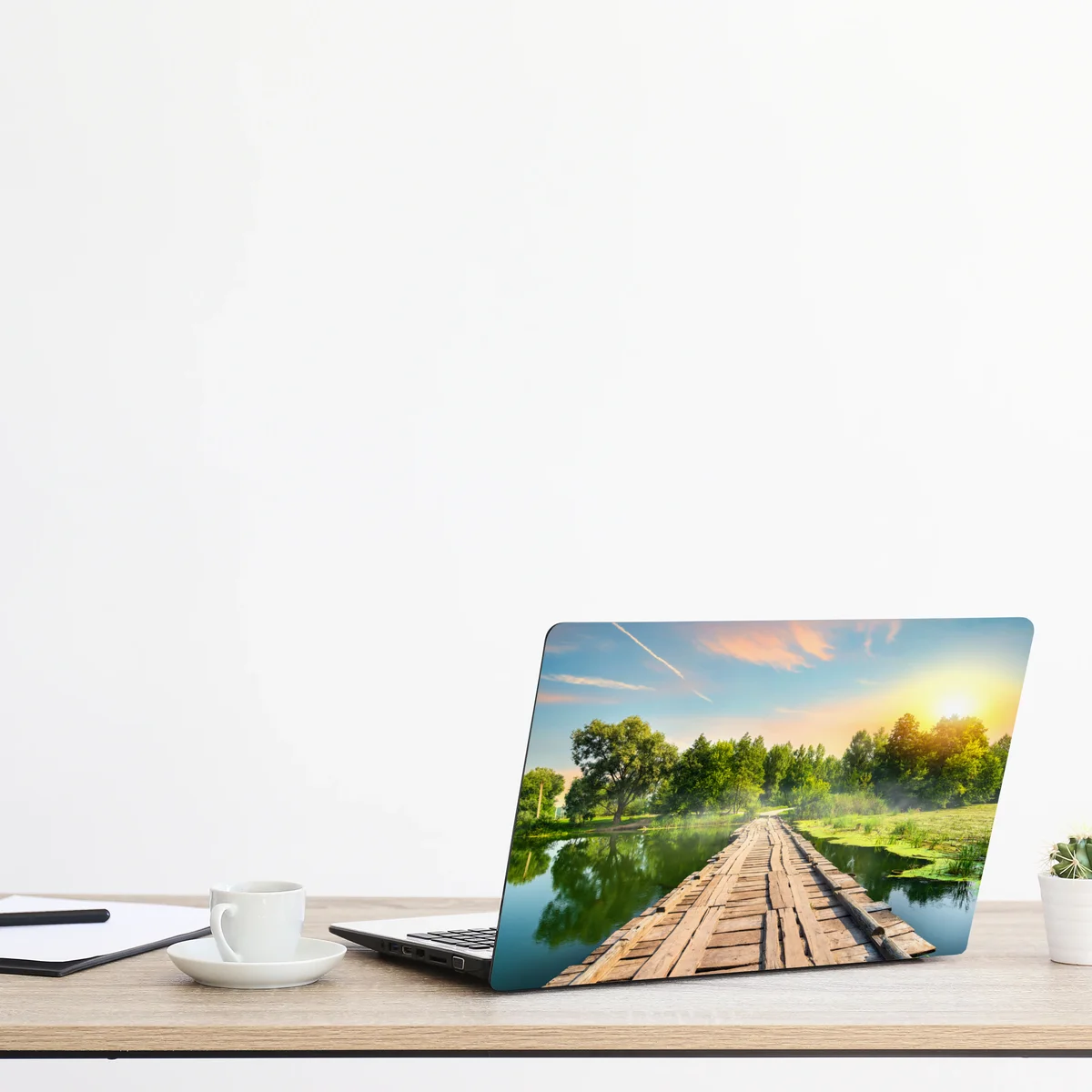 Laptop-Aufkleber sonnige hölzerne brücke über ruhigen see Laptop-Aufkleber sonnige hölzerne brücke über ruhigen see