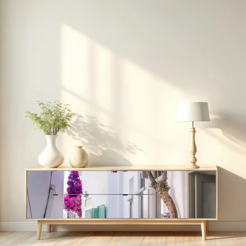 Repositionierbarer Aufkleber sonnige mediterrane gasse mit bougainvillea